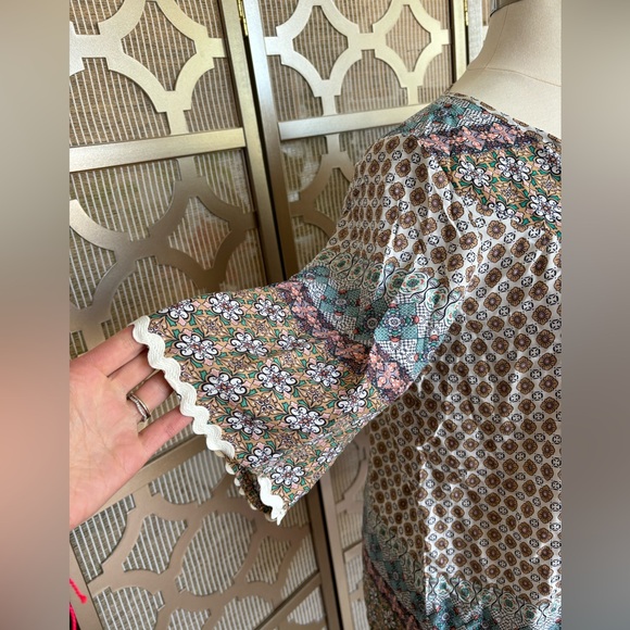 NWT | Suzanne Betro Taupe and Teal Geometric floral tie-neck loose fit tunic - Picture 2 of 9